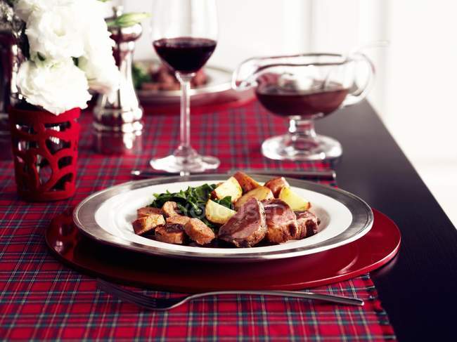 Veal with potatoes and gravy — Stock Photo
