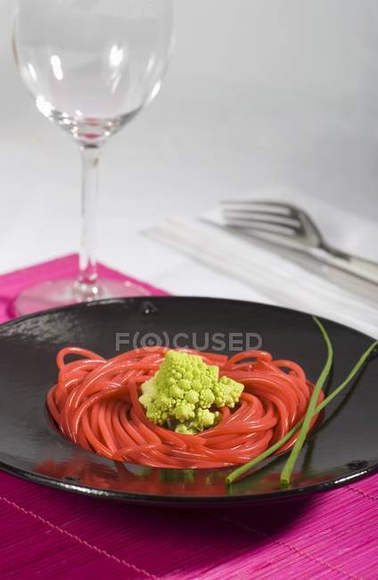Червоні кольорові спагетті — стокове фото
