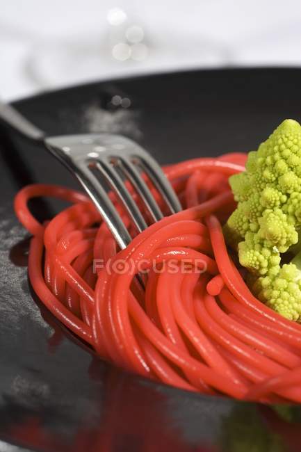 Spaghettis de couleur rouge — Photo de stock
