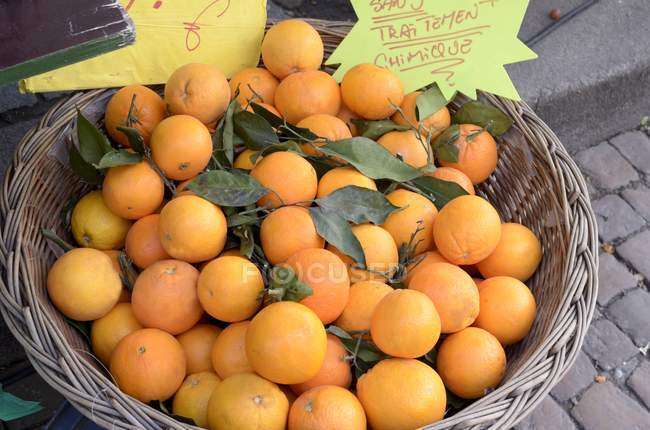 Naranjas orgánicas frescas - foto de stock