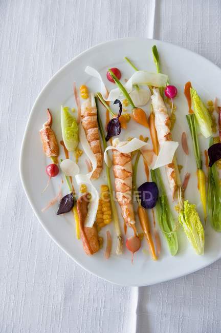 Gambas з овочами на білому плита — стокове фото