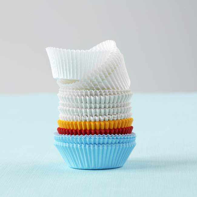 Крупним планом кольорові паперові чашки для випічки — стокове фото