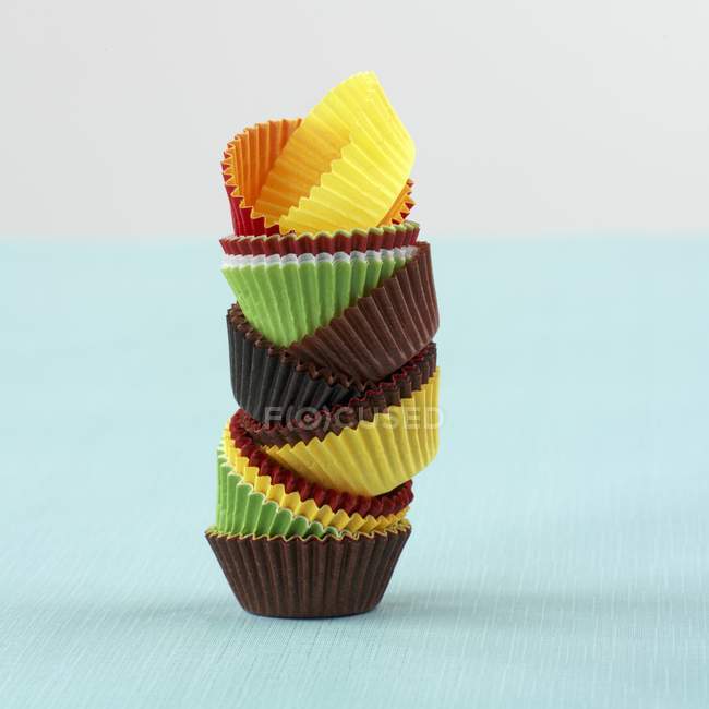 Vue rapprochée de gobelets en papier coloré empilés pour muffins — Photo de stock
