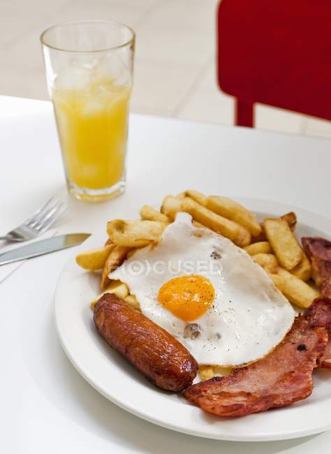 Desayuno inglés con huevo frito - foto de stock