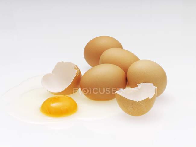 Несколько коричневых яиц — стоковое фото