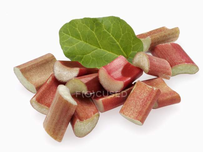 Rhubarbe fraîche tranchée avec feuille — Photo de stock