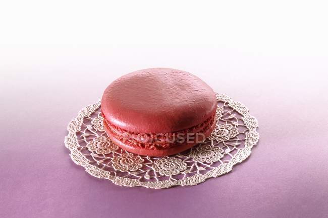 Macaron rose sur napperon — Photo de stock