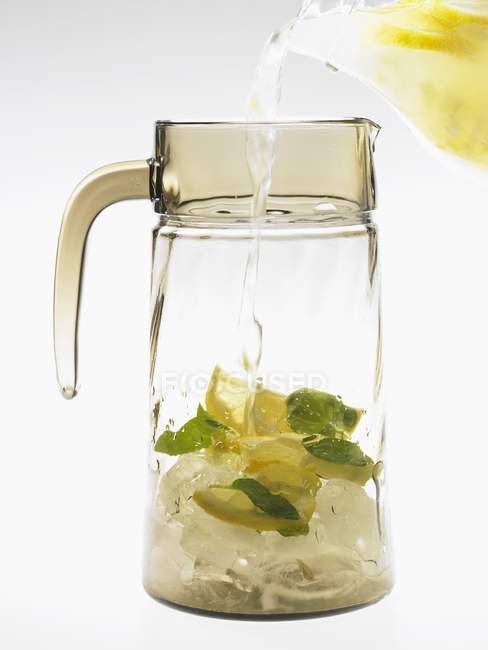 Llenado de jarra con esencia de limonada - foto de stock