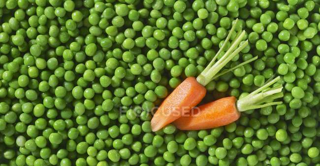 Замороженого горошку і морква — стокове фото