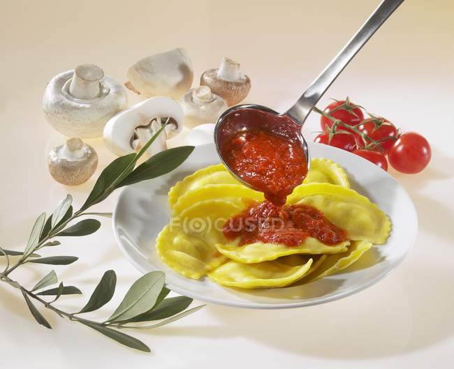 Raviolis con salsa de tomate - foto de stock