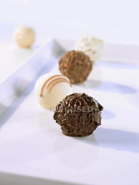 Trufas de chocolate surtidos - foto de stock