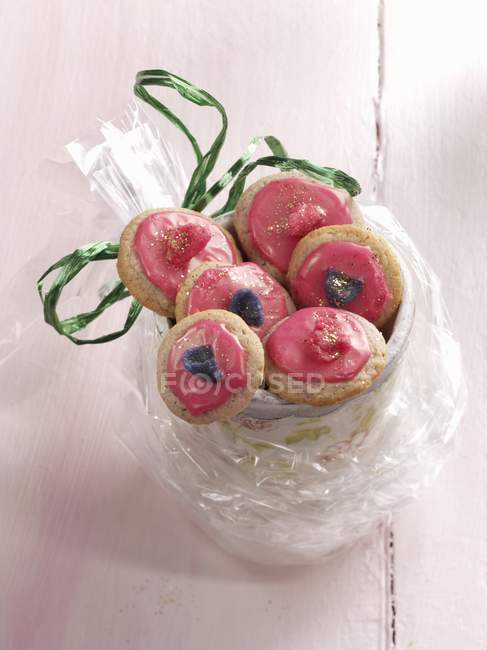 Cookies with raspberry icing — Stock Photo