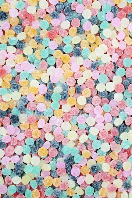 Vista superior de caramelos masticables de colores brillantes - foto de stock