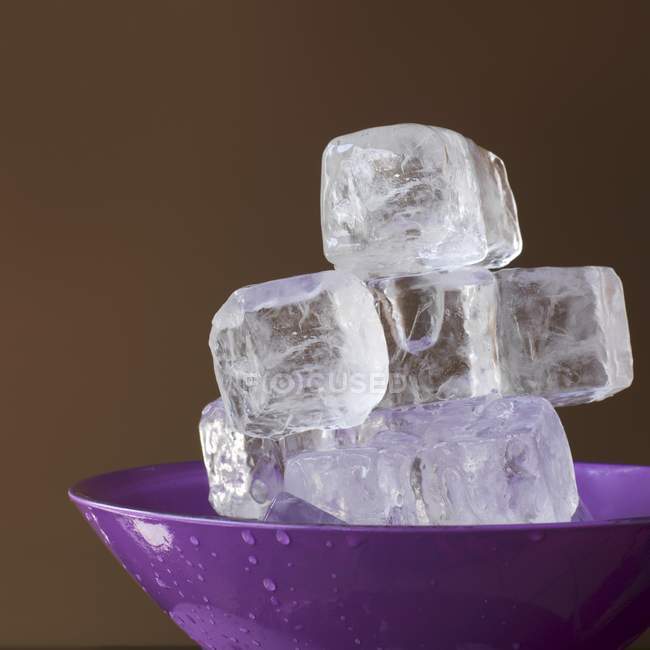 Cubos de hielo en el plato - foto de stock
