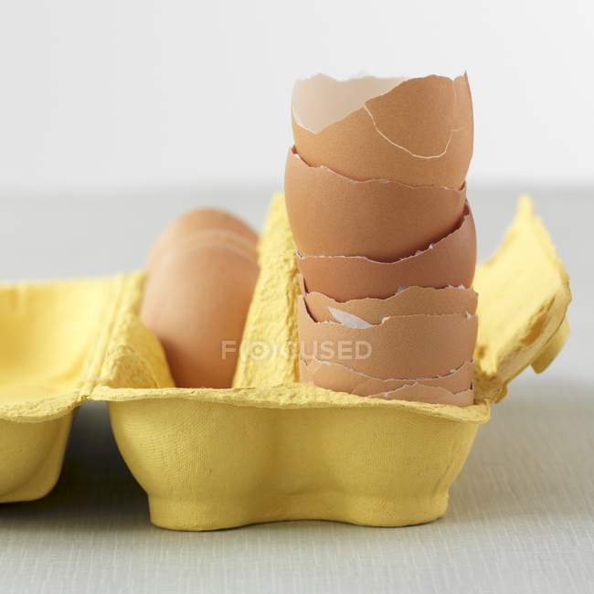 Cáscaras de huevo de pollo apiladas - foto de stock