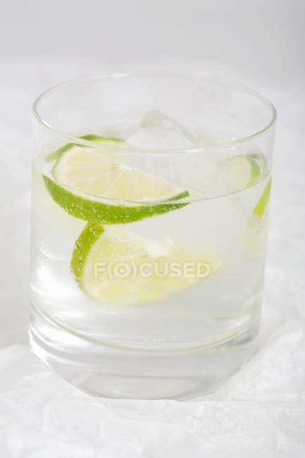 Gin and tonic with slices of lime — Stock Photo