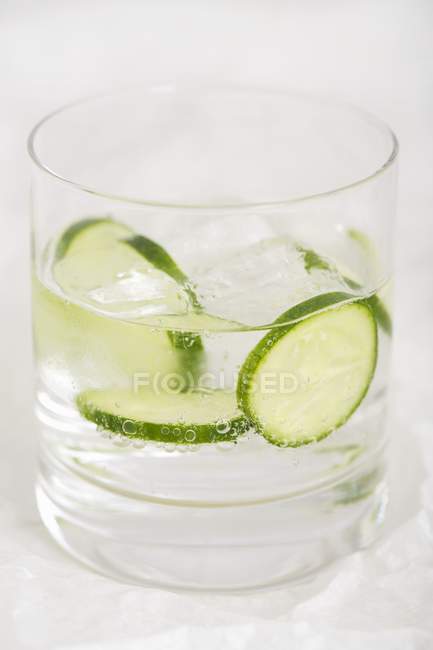 Gin and tonic with slices of lime — Stock Photo