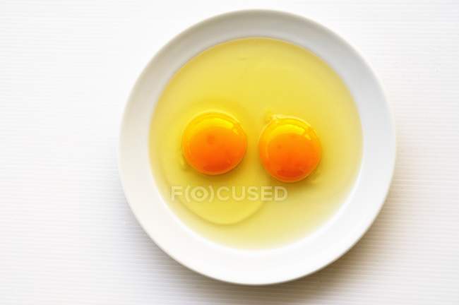 Dos huevos rajados - foto de stock