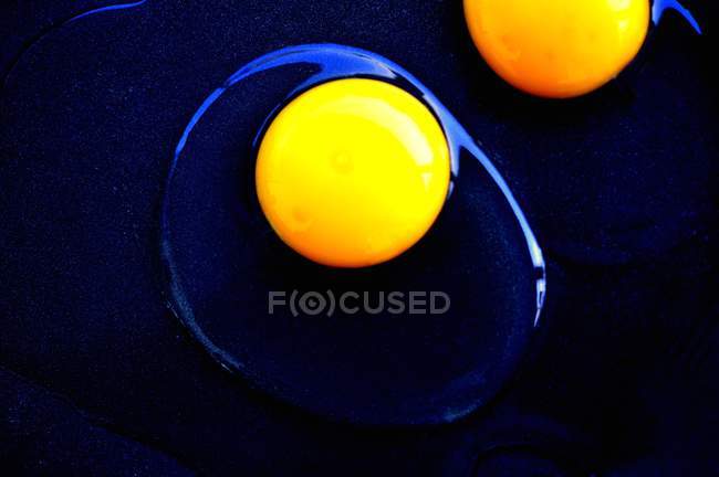 Geknackte rohe Eier — Stockfoto