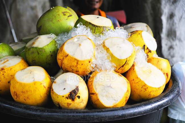 Junge grüne und gelbe Kokosnüsse — Stockfoto