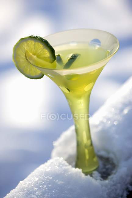 Martini de cal en vidrio de tallo divertido — Stock Photo