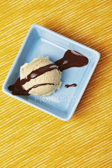 Sorvete de baunilha com molho de chocolate — Fotografia de Stock