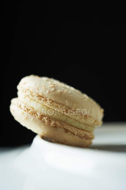 Macaron al cocco su placca bianca — Foto stock