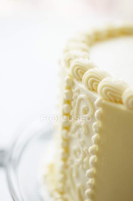 Pastel decorado con crema de mantequilla glaseado - foto de stock