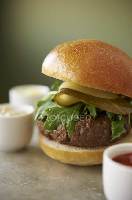 Гамбургер с аругулой и огурцами — стоковое фото