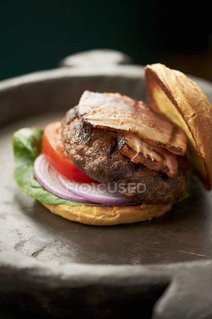 Гамбургер на грилі з беконом — стокове фото