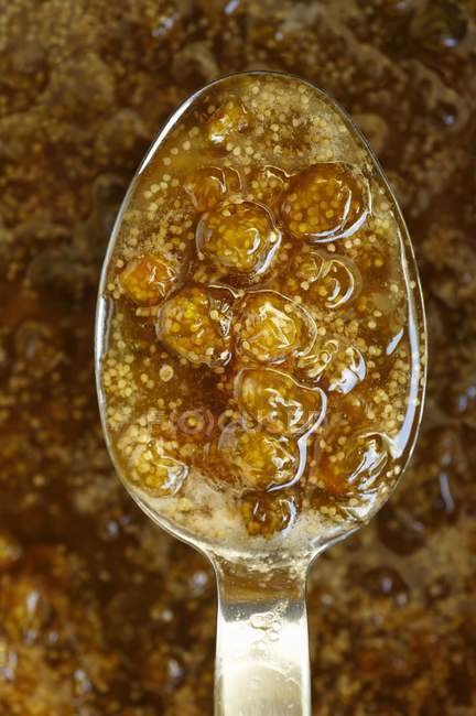 Cucchiaio di marmellata di ciliegie di Husk — Foto stock