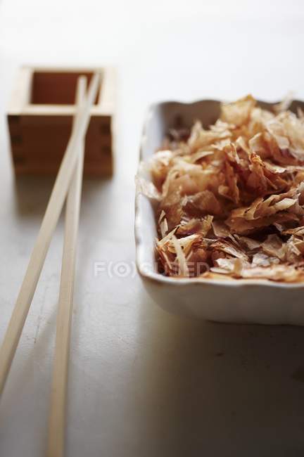 Vista ravvicinata dei fiocchi di Bonito giapponesi essiccati in una ciotola — Foto stock