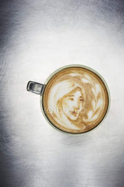 Vista superior Closeup de Latte com imagem feminina em espuma — Fotografia de Stock