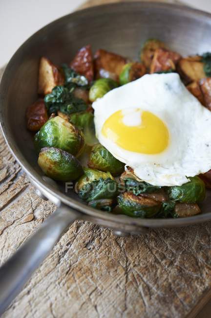 Roasted potatoes with fried egg — Stock Photo
