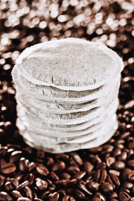 Стопка кофейных прокладок — стоковое фото