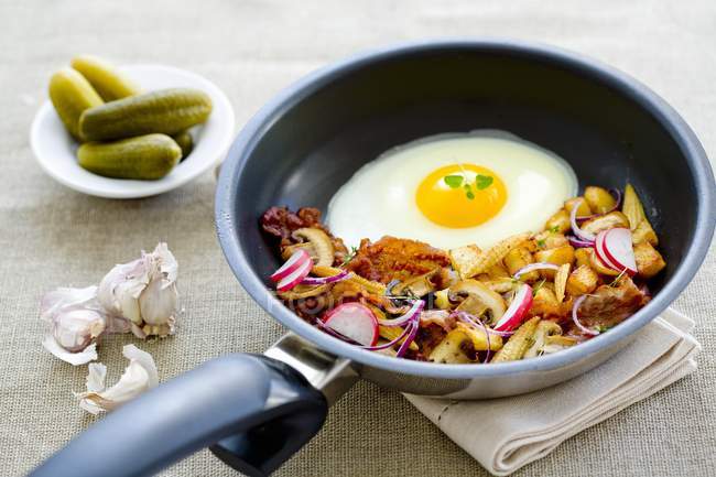 Fried potatoes with vegetables and egg — Stock Photo