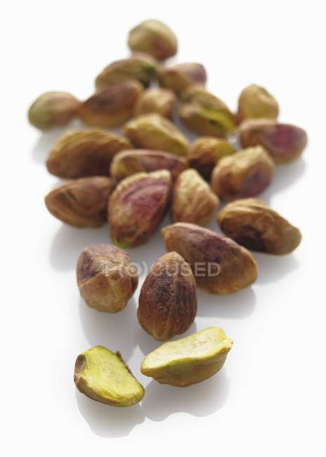 Pile de pistaches sur blanc — Photo de stock