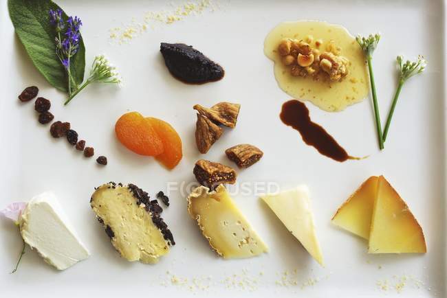 Assiette de fromage de fruits secs — Photo de stock