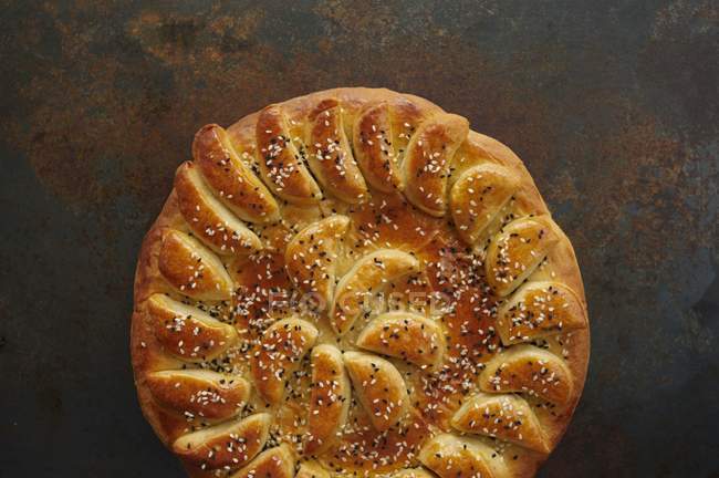 Круглая буханка декоративного хлеба — стоковое фото
