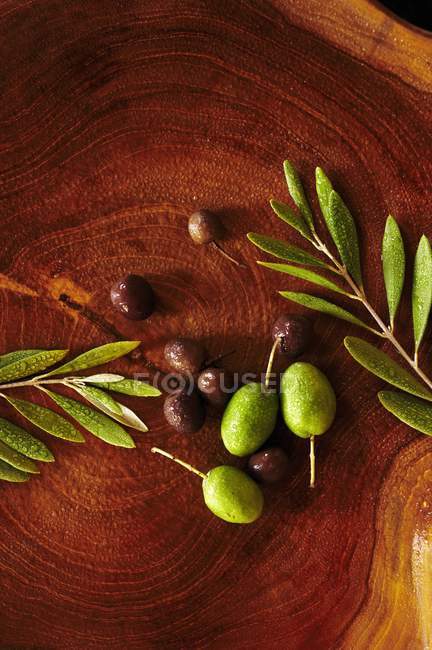 Olives fraîches sur bois — Photo de stock