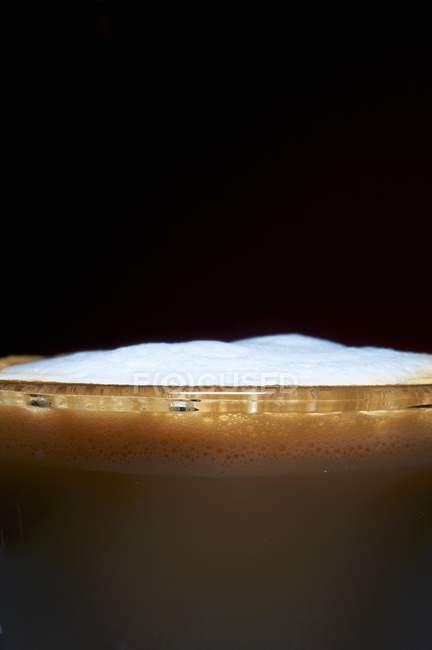 Vista de perto de leite espumado em latte — Fotografia de Stock