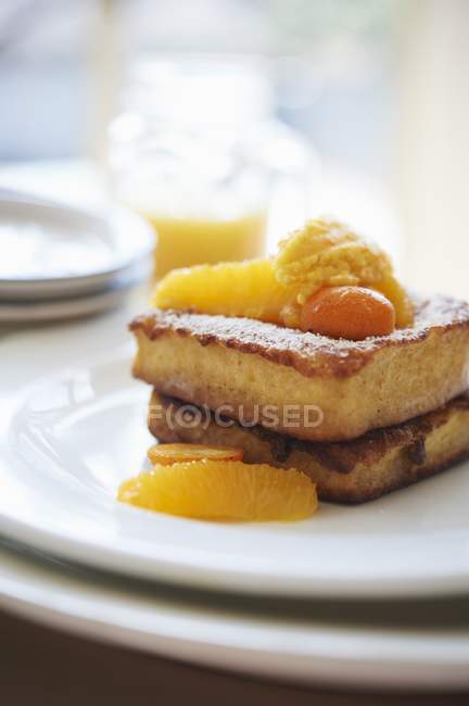 Vista de primer plano de la tostada francesa con Brioche rematado con naranjas marinadas y kumquats - foto de stock