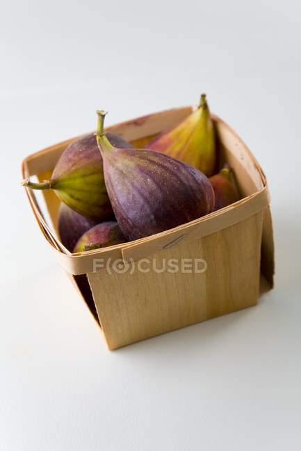 Figues fraîches dans une petite boîte en carton — Photo de stock