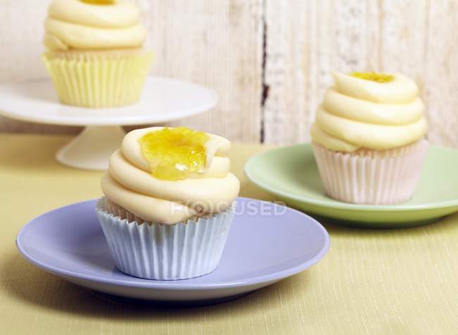 Глазированные кексы с лимонным творогом — стоковое фото