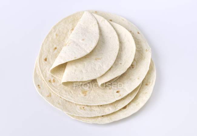 Vista elevata delle tortillas impilate sulla superficie bianca — Foto stock