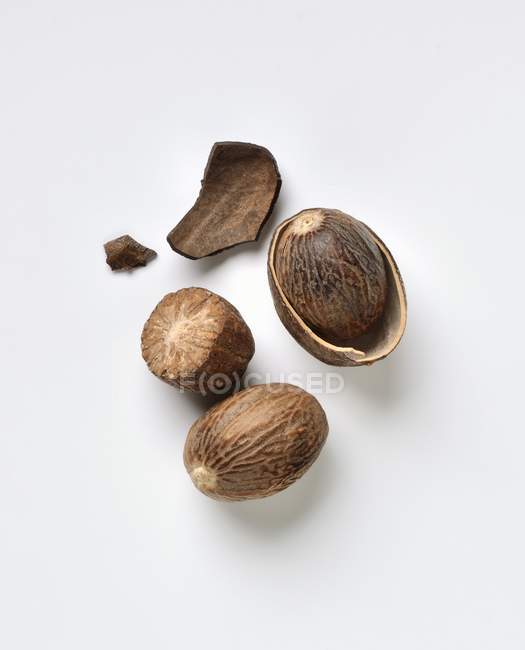 Écorces et noix de muscade non pelées — Photo de stock