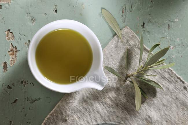 Cuenco de aceite de oliva - foto de stock