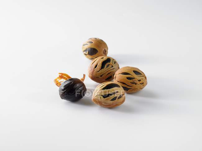 Цілого сирих Nutmegs — стокове фото