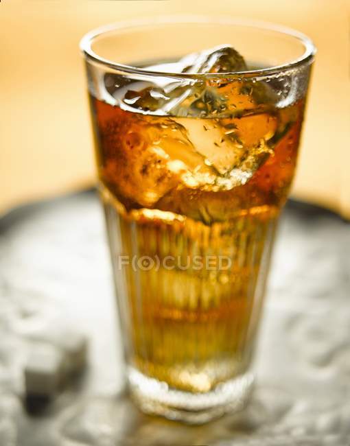 Стакан чая со льдом — стоковое фото
