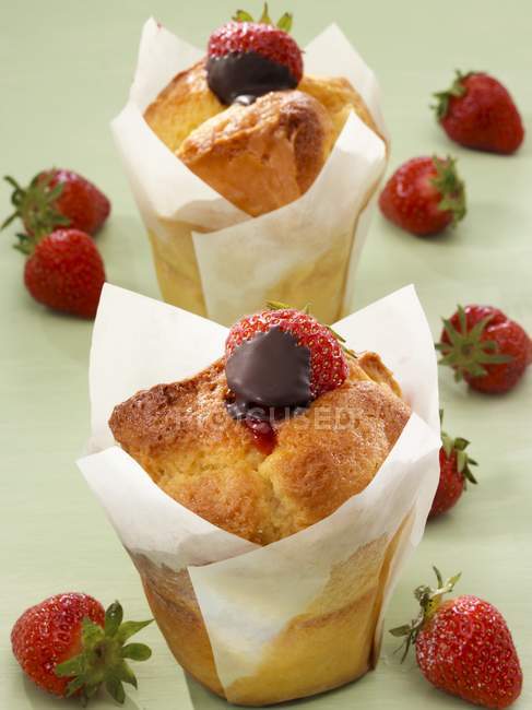 Muffins with strawberries in chocolate — Stock Photo